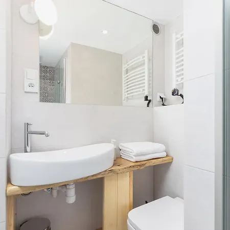 Dark Wave Loft With Mezzanine - For 3 - City Center Apartment Krakow